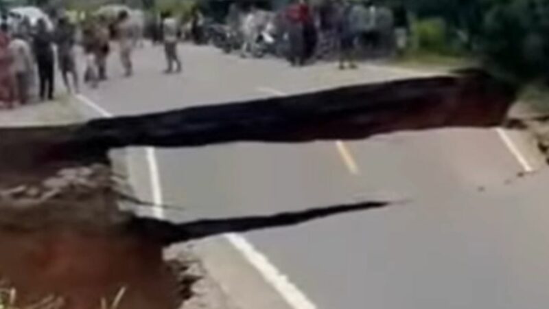 Jalan Lintas Sumatra Sumbar-Jambi Putus Akibat Amblas, Lalu Lintas Macet