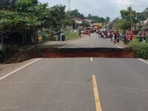 Jalan Sumbar-Jambi Putus Total, Ini Jalur Alternatif yang Bisa Dilewati