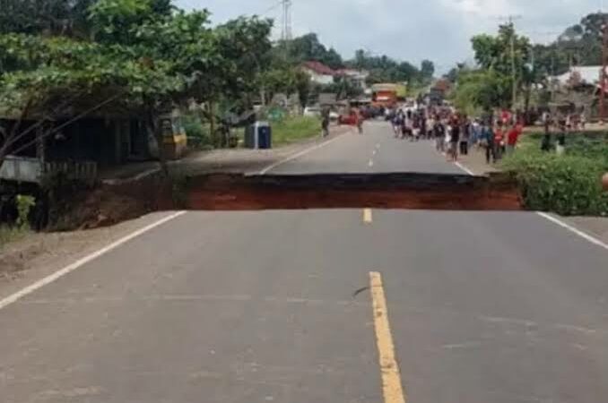 Jalan Sumbar-Jambi Putus Total, Ini Jalur Alternatif yang Bisa Dilewati