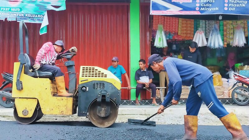Dinas PUPR Tambal Jalan Berlubang di Padang