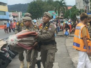 Personel Satpol PP menertibkan pedagang kaki lima (PKL) di Pasar Raya Padang yang berjualan menggunakan fasilitas umum (fasum),