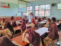 Perangi Narkoba, Kesbangpol Pessel Sambangi SMKN 1 Tarusan