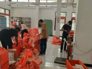 Volume pengiriman di PT Pos Indonesia Kantor Cabang Utama Padang meningkat hingga 30 persen memasuki awal Ramadan 1446 Hijriah.