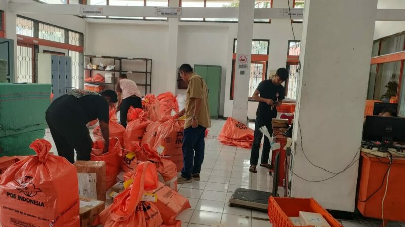 Volume pengiriman di PT Pos Indonesia Kantor Cabang Utama Padang meningkat hingga 30 persen memasuki awal Ramadan 1446 Hijriah.