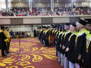 UNP Luluskan 1.685 Wisudawan, Rektor Ingatkan Pentingnya Keterampilan Sosial di Dunia Kerja