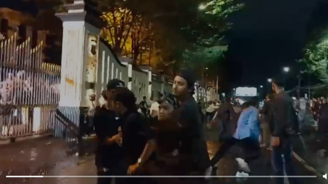 12 Aktivis Ditangkap Kala Aksi Damai di Depan Mapolda Sumbar