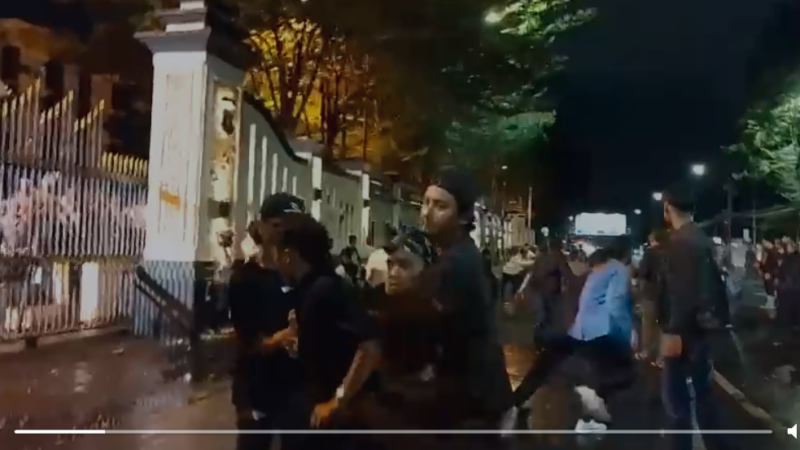 12 Aktivis Ditangkap Kala Aksi Damai di Depan Mapolda Sumbar