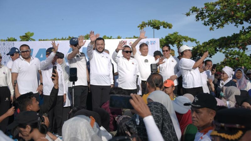 Berhadiah Umrah, Ribuan Warga Padang Antusias Ikuti Jalan Santai Blue Ocean Minang Run 2025