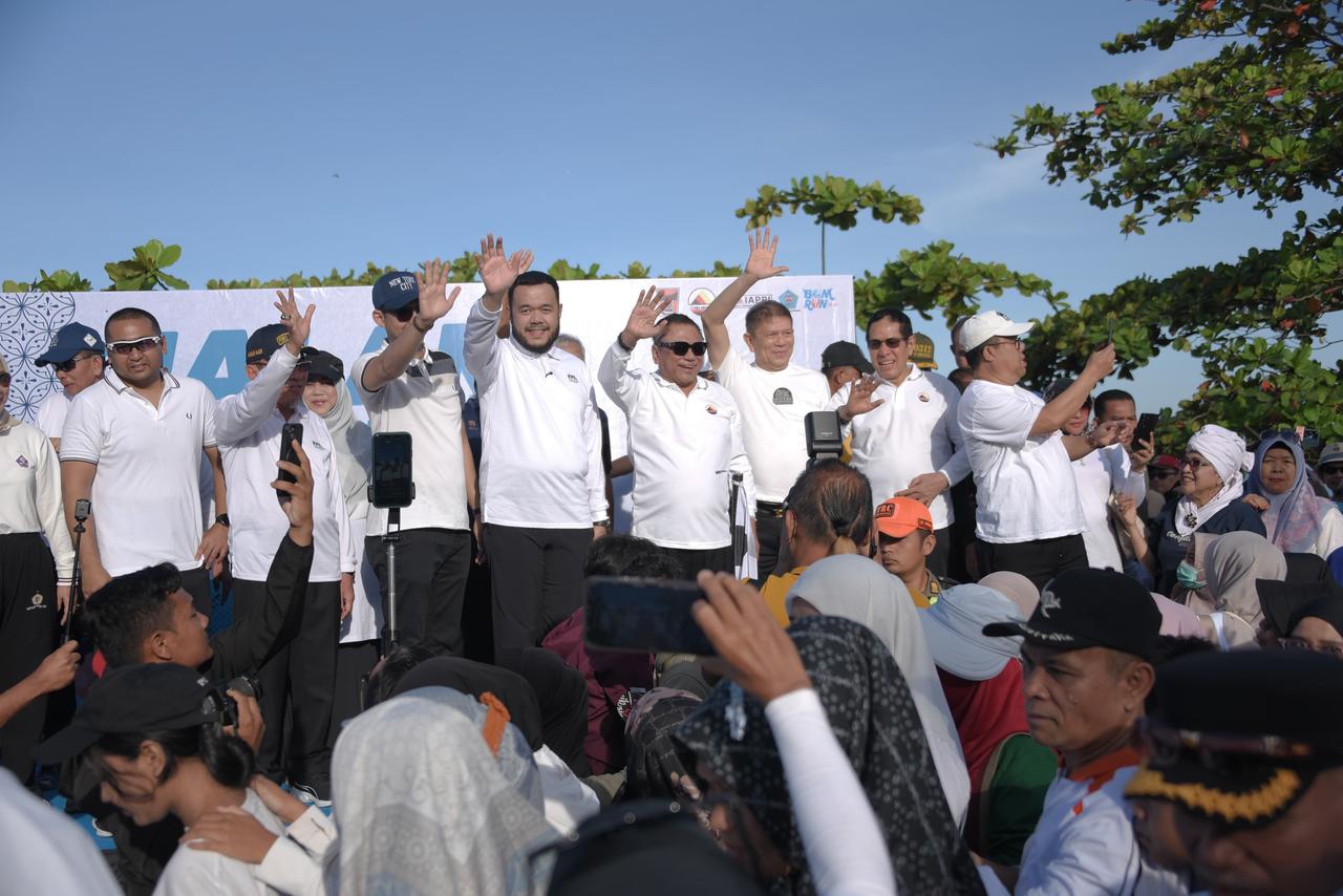 Berhadiah Umrah, Ribuan Warga Padang Antusias Ikuti Jalan Santai Blue Ocean Minang Run 2025