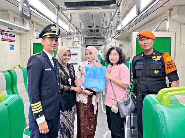 Hari Kartini, KAI Sumbar Beri Apresiasi Penumpang Perempuan