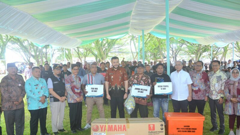 Wako Padang Serahkan Sarpras Perikanan Tangkap Sejumlah KUB Nelayan