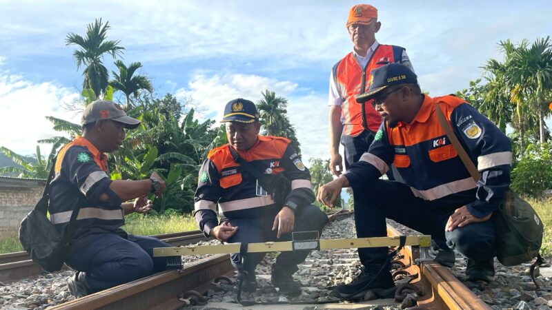 Tingkatkan Keselamatan Perjalanan KA Pasca Angleb, KAI Divre II Sumbar Cek Lintasan Dengan Jalan Kaki