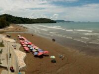 Pantai Air Manis merupakan objek wisata di Kota Padang yang paling ramai dikunjungi wisatawan selama libur lebaran lalu, yaitu pada 31 Maret