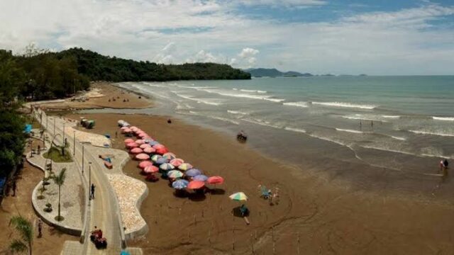 Pantai Air Manis merupakan objek wisata di Kota Padang yang paling ramai dikunjungi wisatawan selama libur lebaran lalu, yaitu pada 31 Maret