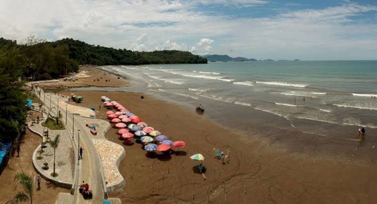 Pantai Air Manis merupakan objek wisata di Kota Padang yang paling ramai dikunjungi wisatawan selama libur lebaran lalu, yaitu pada 31 Maret