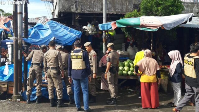 Satpol PP Padang menertibkan pedagang yang masih berjualan di trotoar dan badan jalan di Pasar Lubuk Buaya, Kecamatan Koto Tangah,