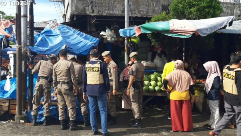 Satpol PP Padang menertibkan pedagang yang masih berjualan di trotoar dan badan jalan di Pasar Lubuk Buaya, Kecamatan Koto Tangah,