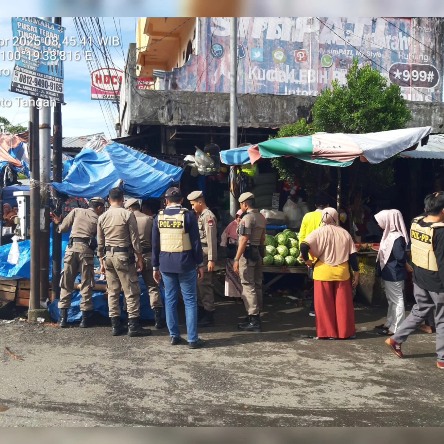 Satpol PP Padang Tertibkan Pedagang yang Jualan di Trotoar Pasar Lubuk ...