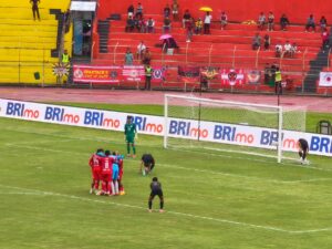 Semen Padang Menang Dramatis 3-2 atas PSIS, Dua Gol Dianulir VAR
