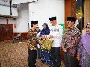 Rektor UNAND, Efa Yonnedi melepas keberangkatan 31 jemaah calon haji (JCH) dari keluarga besar universitas. Pelepasan itu dilaksanakan