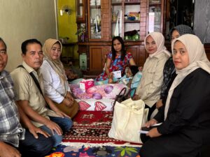 Nur Rezkia Fahira (5) hanya bisa terbaring di atas dipan yang berada di ruangan tengah rumah. Sejak diserang lipoma, Kia -sapaan akrabnya-