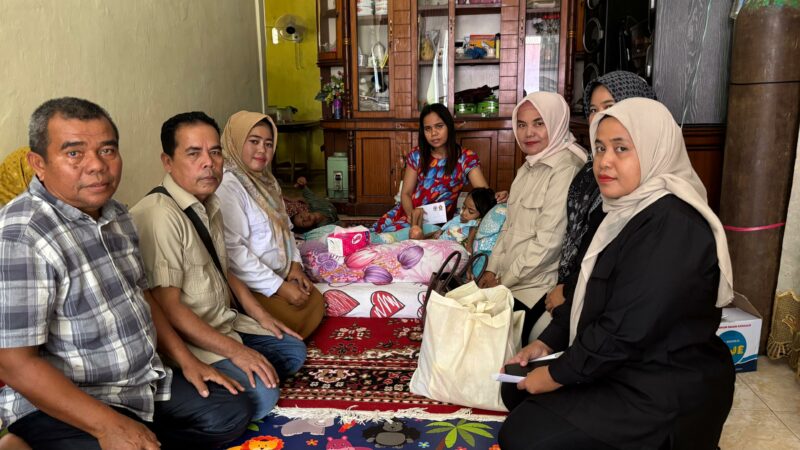 Nur Rezkia Fahira (5) hanya bisa terbaring di atas dipan yang berada di ruangan tengah rumah. Sejak diserang lipoma, Kia -sapaan akrabnya-