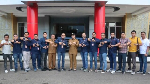 Pertemuan Wakil Ketua Komisi VI DPR RI Andre Rosiade, Bupati Dharmasraya Annisa Suci Ramadhani dan Direktur Utama (Dirut) Telkomsel Nugroho,