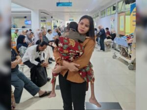 Usai memberikan bantuan langsung tunai (BLT), Wakil Ketua Komisi VI DPR RI Andre Rosiade kembali membantu Nur Rezkia Fahira yang menderita