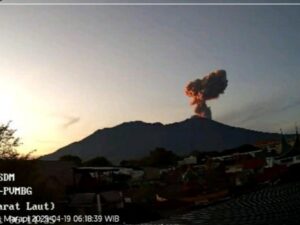 Gunung Marapi yang terletak di Kabupaten Agam dan Tanah Datar di Sumatra Barat (Sumbar) kembali mengalami erupsi pada Sabtu (19/4/2025)