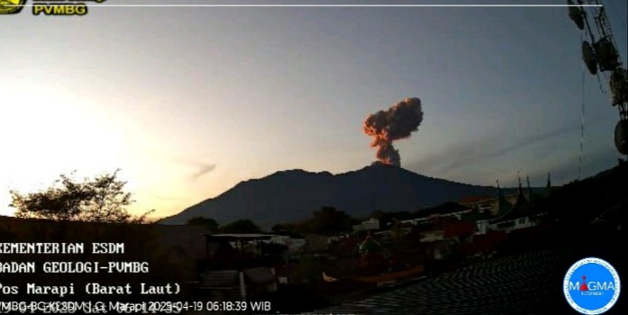 Gunung Marapi yang terletak di Kabupaten Agam dan Tanah Datar di Sumatra Barat (Sumbar) kembali mengalami erupsi pada Sabtu (19/4/2025)