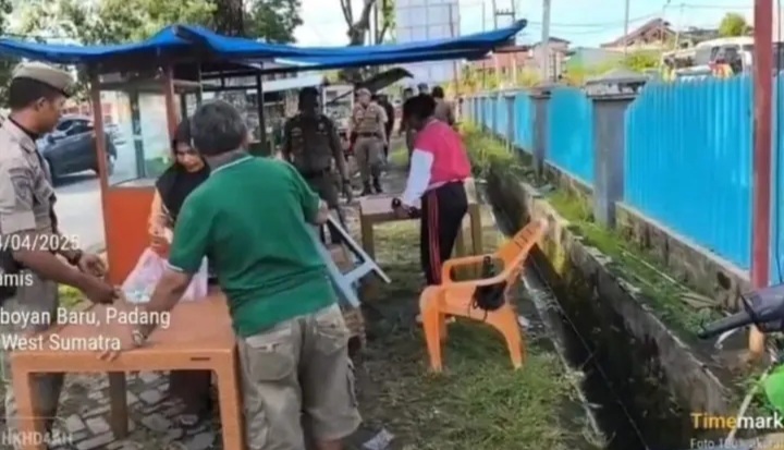 Satpol PP Padang menertibkan sejumlah lapak pedagang kaki lima (PKL) yang ditinggalkan pemiliknya di fasilitas umum (fasum)
