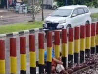 pria diselamatkan petugas kebersihan dan keindahan PT KAI Divre II Sumbar mencoba berlari di tengah rel saat kereta api melintas.