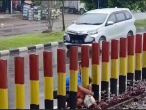 pria diselamatkan petugas kebersihan dan keindahan PT KAI Divre II Sumbar mencoba berlari di tengah rel saat kereta api melintas.