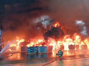 Pabrik Karet di Padang Terbakar, Sudah 2 Jam Api Belum Padam