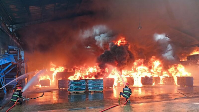 Pabrik Karet di Padang Terbakar, Sudah 2 Jam Api Belum Padam