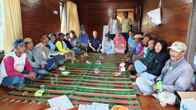 Ikhtiar Menguatkan Petani Bawang Alahan Panjang: Setelah Irman Gusman, Dua Mantan Rektor Unand Sambangi Kelompok Tani Kumbang Jantan