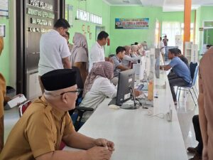 Bupati Pasbar Lakukan Sidak di Disdukcapil dan Puskesmas