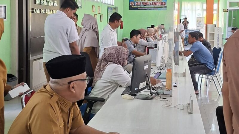 Bupati Pasbar Lakukan Sidak di Disdukcapil dan Puskesmas