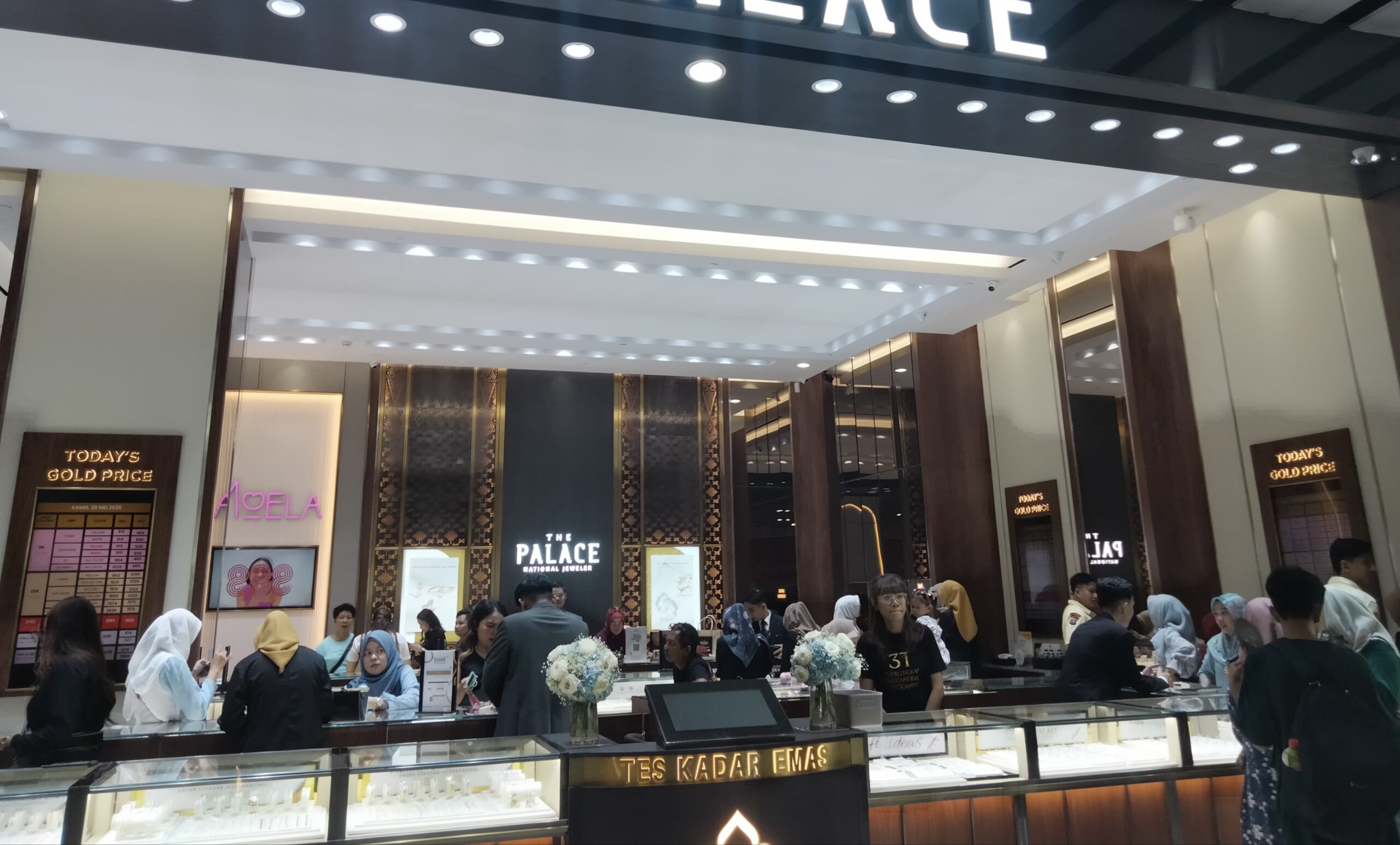 The Palace Hadir di Padang: Gerai ke-70 di Indonesia, Promo Diskon Emas hingga 50 Persen