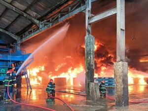 Damkar Ungkap Penyebab Lamanya Pemadaman Kebakaran Pabrik Karet di Padang