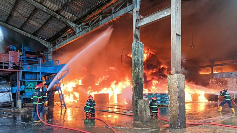 Damkar Ungkap Penyebab Lamanya Pemadaman Kebakaran Pabrik Karet di Padang