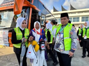 Jemaah Calon Haji Kloter Pertama Embarkasi Padang Sudah Berangkat ke Tanah Suci