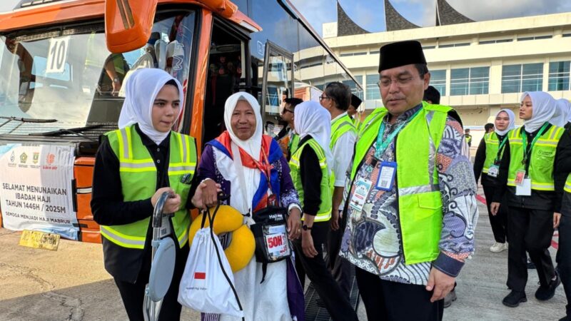 Jemaah Calon Haji Kloter Pertama Embarkasi Padang Sudah Berangkat ke Tanah Suci
