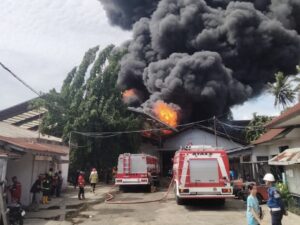 Karyawan Ungkap Detik-detik Kebakaran Pabrik Karet di Padang