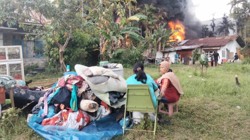 Kobaran Api Kebakaran Pabrik Karet di Padang Mulai Dekati Rumah Warga