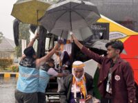 Cerita Petugas Embarkasi Padang yang Basah Kuyup Layani Jemaah Haji Kloter 6