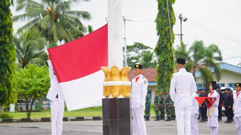 Pemkab Dharmasraya menggelar Upacara Peringatan Hari Pendidikan Nasional (Hardiknas) tahun 2025 di halaman kantor bupati, Jumat (2/5/2025).