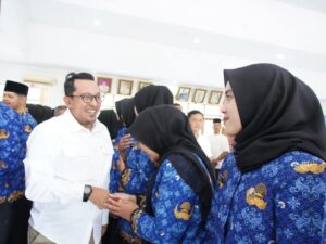 Bupati Tanah Datar Serahkan SK 46 CPNS Hasil Seleksi 2024