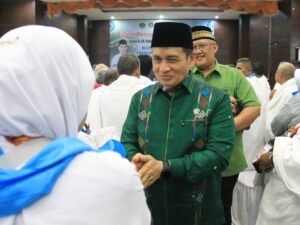 Wamenag Romo Muhammad Syafi'i melepas jemaah haji kelompok terbang (Kloter) 8 Embarkasi Padang pada Jumat (16/5/2025) malam di Asrama Haji.