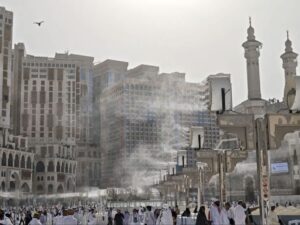 Petugas Penyelenggara Ibadah Haji (PPIH) Arab Saudi mengimbau seluruh jemaah haji Indonesia untuk menjaga kesehatan di tengah cuaca ekstrem